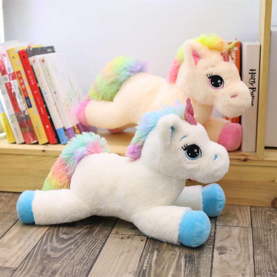 Douce peluche licorne couchée