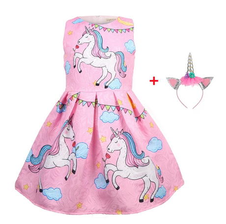Fille portant robe licorne