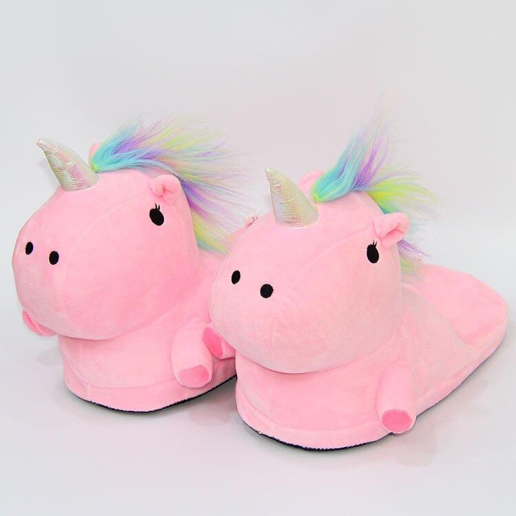 Femme portant chaussons rose