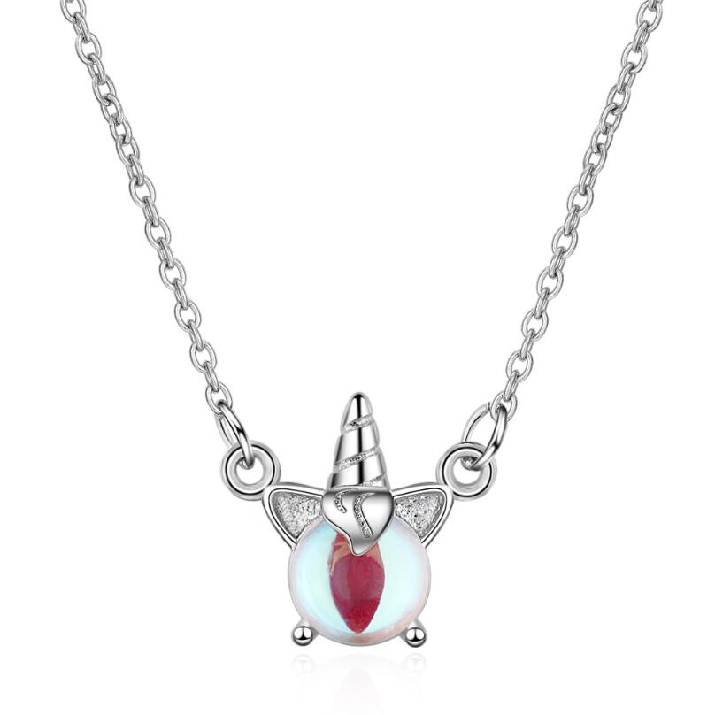 Collier en argent sur fond blanc