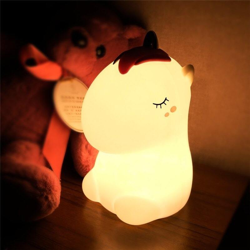 Lampe sur une étagère