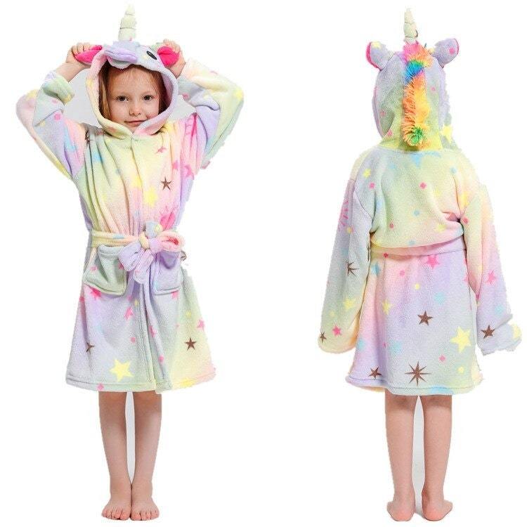 Enfant portant peignoir licorne
