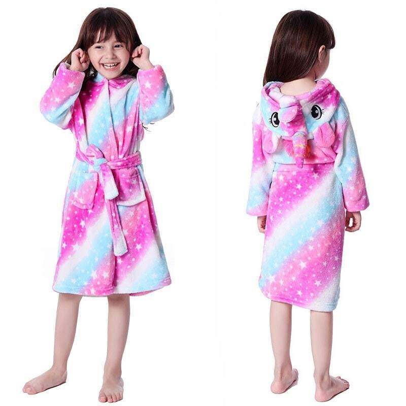 Enfant en peignoir licorne