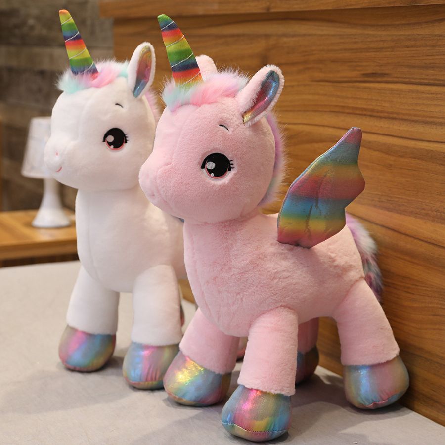 Peluche Licorne Arc en Ciel dans chambre