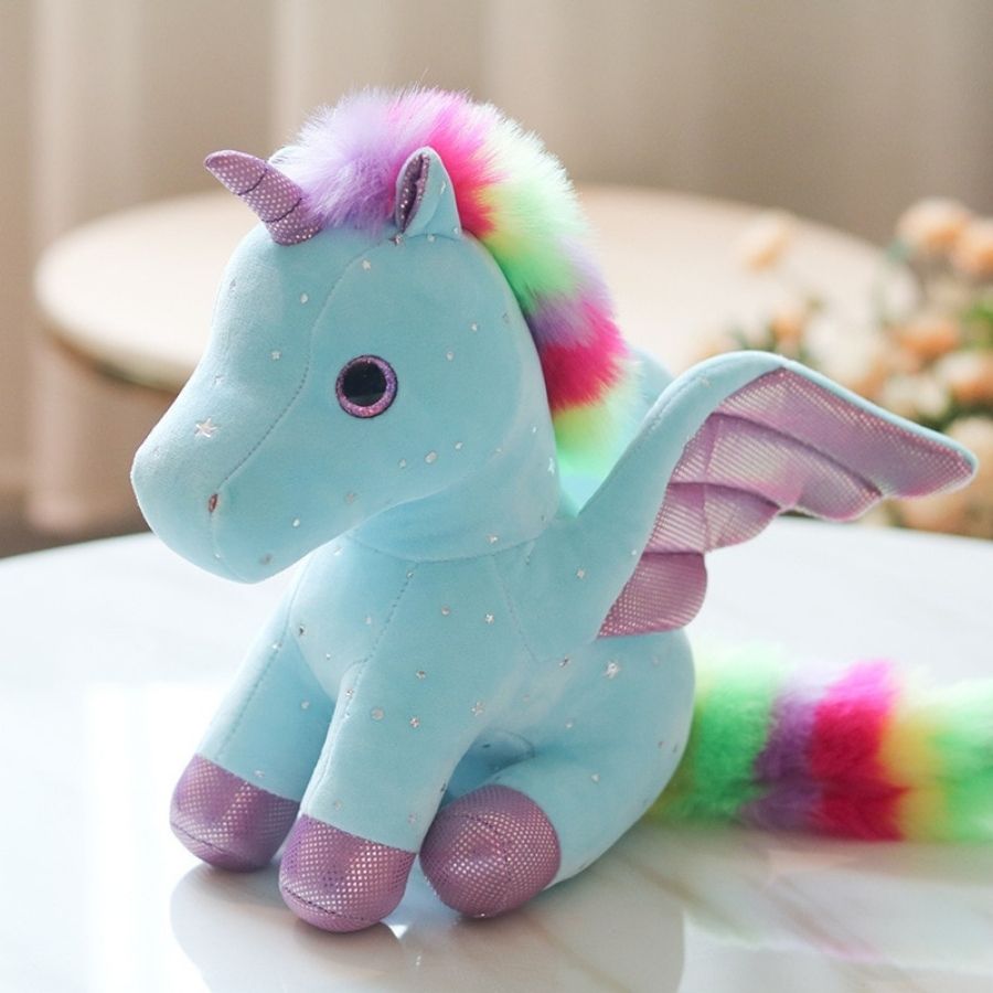 Enfant câlinant licorne