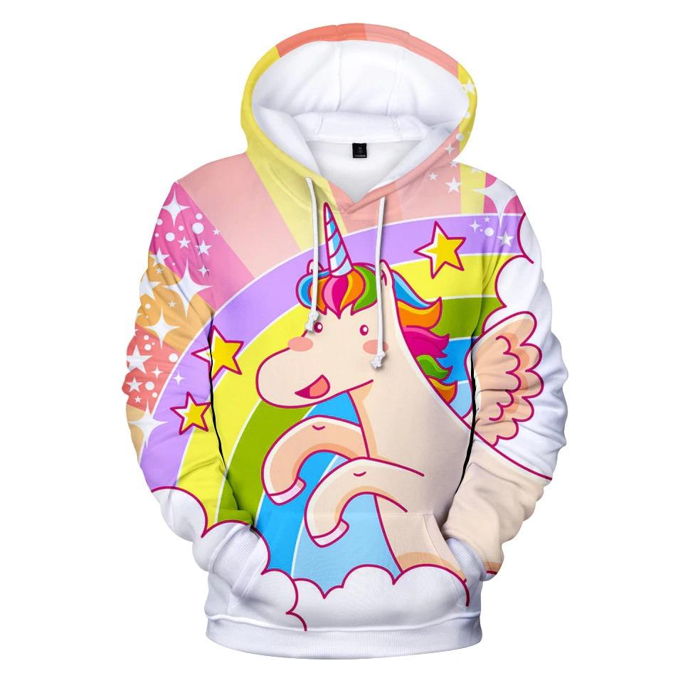Enfant portant pull licorne