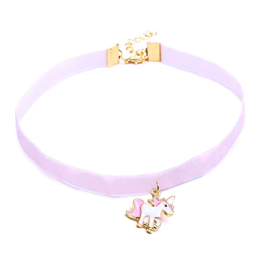 Collier porté avec chemisier