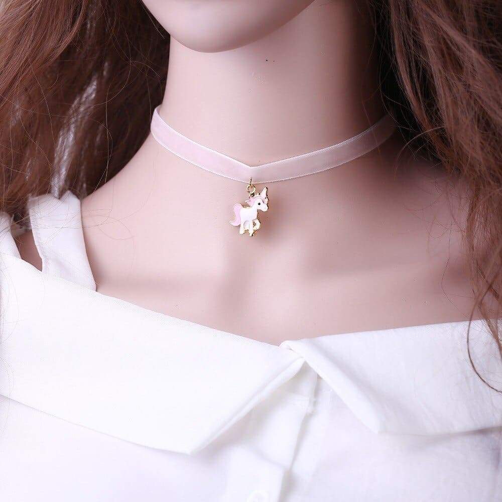 Collier Licorne sur table