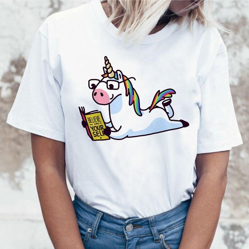 T-shirt licorne sur cintre
