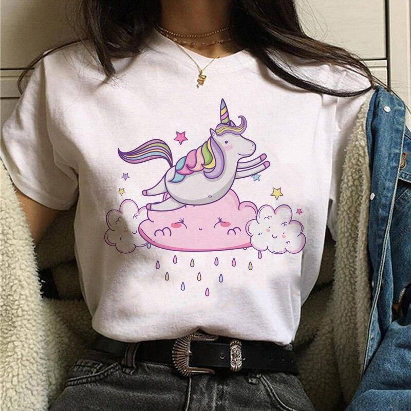 Licorne sur ciel nuageux