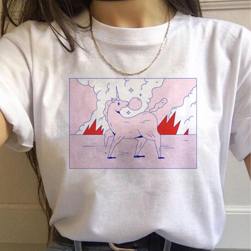 T-shirt licorne vintage sur cintre