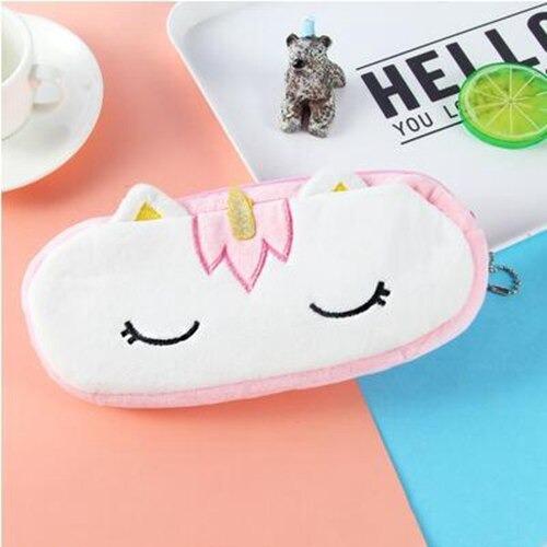 Trousse licorne sur un bureau