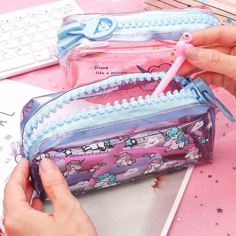 Trousse ouverte contenant des stylos